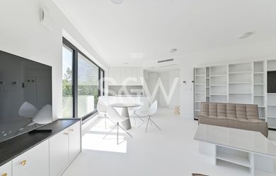 SVOBODA & WILLIAMS | 105719 | Slnečný dizajnový 2izb. byt s balkónom, výťahom a parkovacím miestom v garáži