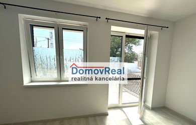 Prenájom priestranného 1-izbového bytu s balkónom a parkovacím miestom