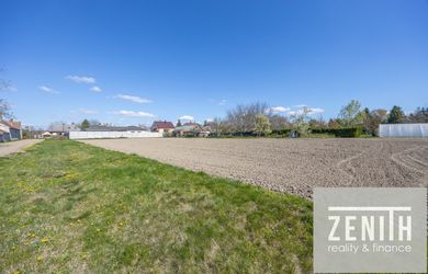 Priestranný stavebný pozemok 914 m²  – Dunakiliti