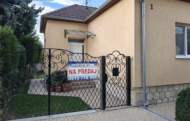 Útulný rodinný dom s garážou blízko centra Levíc
