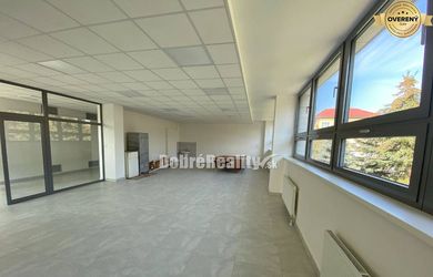 Na prenájom pekný komerčný priestor 72 m2 v krásne zrekonštruovanej bu