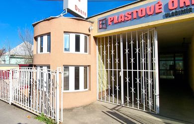 PNORF  - funkčná prevádzka výroby plastových okien, úž. plocha 400 m2, 1.250,-€/mesiac, Bernolákova ul., Hlohovec