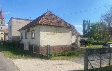Rodinný dom s prístavbou na pozemku 1071 m2 v Podrečanoch
