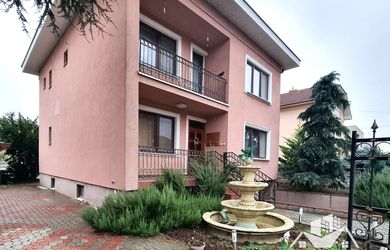 Na predaj krásny 5-izbový poschodový rodinný dom v obci Dvory nad Žitavou