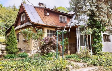 TOP PONUKA - Rozprávkový Rod. dom v Harmónii v malebnej prírode Malých Karpát s garážou, kolibou, bazénom a krásnym pozemkom - 1 545 m2