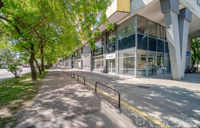 BOSEN | Obchodný priestor s výkladom na Tomášikovej ulici v Ružinove, 175 m²