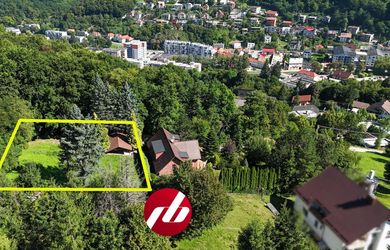 Tichý stavebný pozemok 1 192 m² s prístreškom na okraji lesa, Červené Kopanice