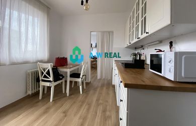 Na prenájom priestranný, krásny a kompletne  zariadený 1 izbový byt s balkónom  vo východnej časti mesta  Dunajská  Streda