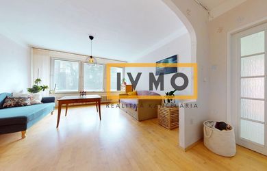 3i.byt 104m2, Tichá ul., loggia 12m2 (ako TERASA), pivnica, v blízkosti Horského parku, POVODNÝ STAV, možnosť prerábky na 4izb. byt, PRÉMIOVÁ ADRESA