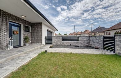 PREDAJ DOMU – REZERVOVANÉ 4 izb., Novostavba, Holice, 210 m2, Pozemok 1,000 m2, Dvoj garáž.
