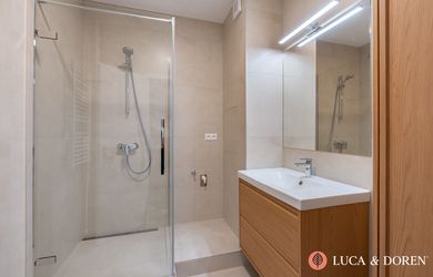 REZERVOVANÉ | Veľký 2-izbový byt s možnosťou prerobenia na 3-izbový | 76 m² | Dubnica nad Váhom – Pod Hájom | Balkón
