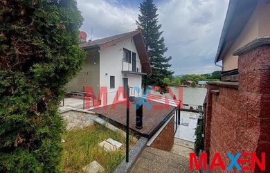 Prenájom  : *MAXEN* Luxusný  3-podlažný – rekreačný dom na celoročné bývanie, Čaňa-KE okolie,pri vode s mólom