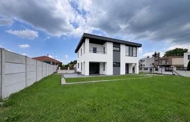 AZ. !Rezervované! NA PREDAJ | MODERNÝ 4-IZBOVÝ DOM, KDE SA STAČÍ LEN NASŤAHOVAŤ | BENKOVA POTÔŇ