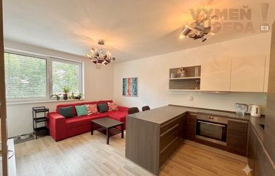 VYMEŇ SUSEDA! – PRIESTRANNÝ 2 IZB. ZARIADENÝ BYT, TERASA, PET FRIENDLY, ĎUMBIERSKA UL., NOVÉ MESTO, BA III