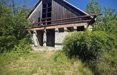Rozostavaná budova s obrovským pozemkom a výhľadom – Slatinské Lazy