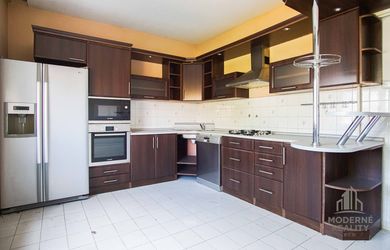 5-izbový rodinný dom v milionárskej štvrti s garážou, terasou a balkónom, Nové Zámky