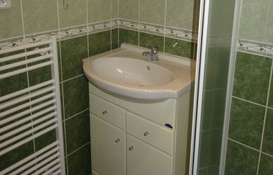 Zariadený menší 1-izb. byt, 28 m², kompletná rekonštrukcia, internet, parkovanie, kuchyňa samostatná, na Trnavskej ceste v Ružinove