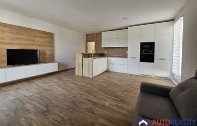 Na predaj moderný 2-izbový byt s veľkým balkónom a parkovacím miestom vo Zvolene – sídlisko Západ