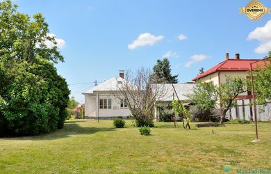 PRVOREPUBLIKOVÝ klenot v centre Sobraniec: Rodinný dom s 13a pozemkom.
