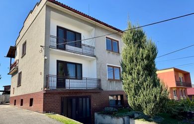NA PREDAJ PRIESTRANNÝ RODINNÝ DOM S VEĽKÝM POTENCIÁLOM PRE RODINU – Čereňany, okres Prievidza