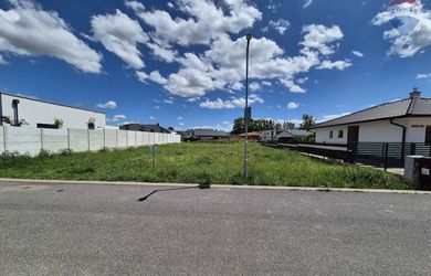 STAVEBNÝ POZEMOK NA PREDAJ V ZASTAVANEJ ULICI – 800 m² + PODIEL NA CESTE (SPOLU 1120 m²)