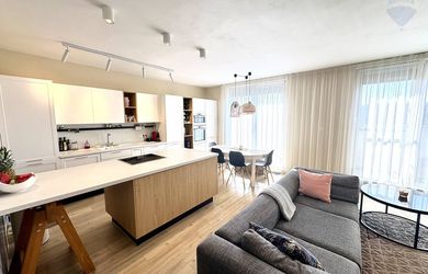 Priestranný 4-izbový byt (125 m²) s 3 balkónmi a parkovaním pre 2 autá – Cubicon, suchý prechod do OC, pri lese