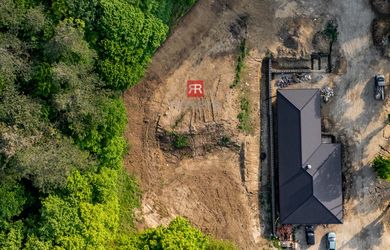 HERRYS - Na predaj unikátny stavebný pozemok 1902 m² pod Čachtickým hradom – PROJEKT V CENE