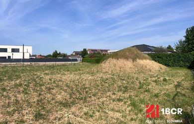 1.BCR | SLNEČNÝ STAVEBNÝ POZEMOK 721 M2 SO SIEŤAMI S VÝBORNOU DOSTUPNOSŤOU DO BRATISLAVY