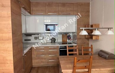 Nadštandardný a prakticky zariadený 2 izbový byt s balkónom a parkovacím miestom
