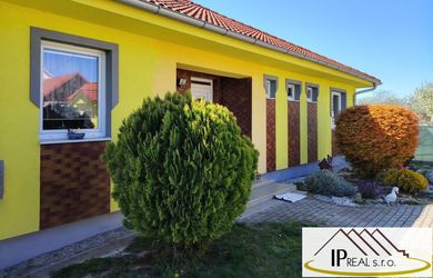 Predaj pekného 4 izbového rod. domu s bazénom a samostatnou garážou v obci Topoľníky na pozemku o výmere 1133 m2.