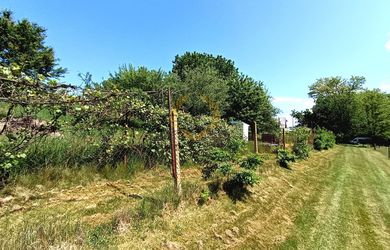 Záhrada - Slnečný pozemok 832 m² 6 km od diaľnice – Kalinovo, časť Briežky