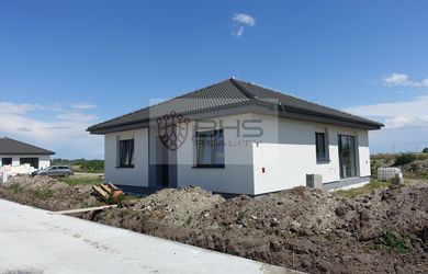 PREDAJ – novostavba 4-izb. bungalovu, Reca, ÚP 95 m2, pozemok 446 m2