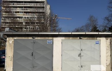 Na PREDAJ 2x murovaná garáž s elektrinou, Bajkalská ul. – Bratislava, časť Priekopy