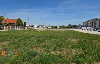 Výnimočná ponuka od R7 Reality Pozemok o rozlohe 1677 m² vo vyhľadávanej a pokojnej lokalite
