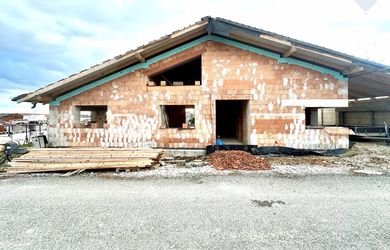 NA PREDAJ ROZOSTAVANÝ 5 IZBOVÝ RODINNÝ DOM NA SEVERSKÝ ŠTÝL, JELENEC, SÚKROMNÁ ULICA