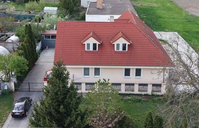 NA PREDAJ 9 IZBOVÝ RODINNÝ DOM, SAUNOU, BAZÉNOM A BUDOVOU NA PODNIKANIE, KRÁĽOV BROD