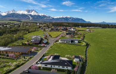 VÝNIMOČNÝ POZEMOK POD TATRAMI – VEĽKÁ LOMNICA, 895 m² PRE VÁŠ VYSNÍVANÝ DOMOV