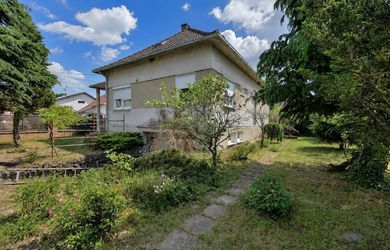 GRENTON | Rodinný dom s veľkým pozemkom a prístupom z dvoch strán, LOZORNO
