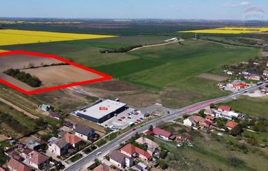 Predaj komerčný pozemok, Komjatice - READY TO BUILD!