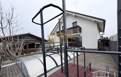 4-IZBOVÝ RODINNÝ DOM S BAZÉNOM A ALTÁNKOM V TICHEJ ČASTI BERNOLÁKOVA