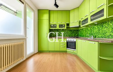 3-IZBOVÝ BYT S VEĽKORYSOU VÝMEROU 79 m², BALKÓNOM A KRÁSNYM VÝHĽADOM | TEREZIE VANSOVEJ, REVÚCA