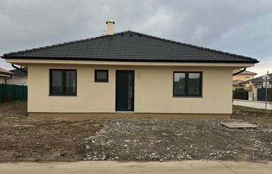 Novostavba - 4 izbový bungalov s krytou terasou, pozemkom 590 m2, Borievková, Senec