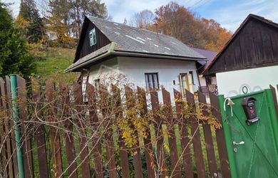 DIRECTREAL|Malá chalúpka v okrajovej časti N.Bane. Dohoda možná.