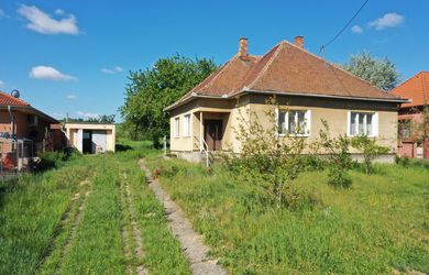 PINK reality - PREDAJ - Rodinný dom s veľkým pozemkom, výhľadom do polí a potenciálom novej výstavby pri Nitre
