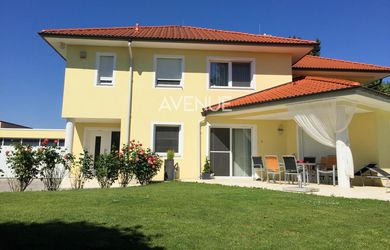 Exkluzívna vila „VILLA TOSCANA“ s bazénom, wellness, vínnou pivnicou a domácim kinom