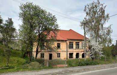 Exkluzívne: 100-ročná škola v Lukovištiach