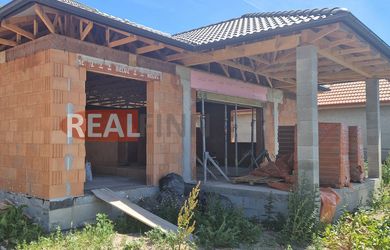 REALFINN PREDAJ - NOVOSTAVBA BUNGALOV 2 KM OD NOVÝCH ZÁMKOV