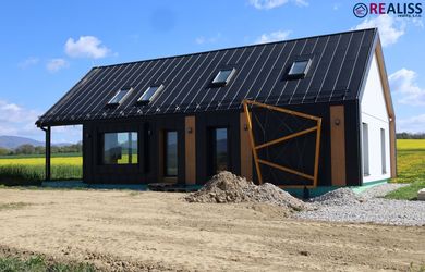 Rezervované - REALISS - KOMPLETNE ZARIADENÝ 4-IZBOVÝ BUNGALOV S OBYTNÝM PODKROVÍM V PROJEKTE IBV HORŇANY