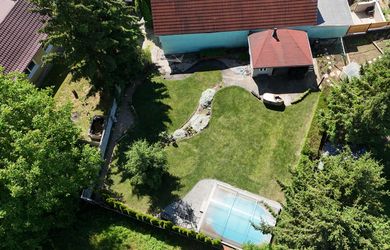 AZ. Na predaj priestranný 5i rodinný dom s bazénom, altánkom a veľkým pozemkom v obci Trstín