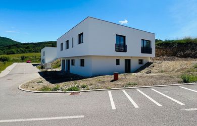 Nadštandardná novostavba v lokalite Medové Lúky | veľkorysý priestor, súkromie a kvalitná stavba